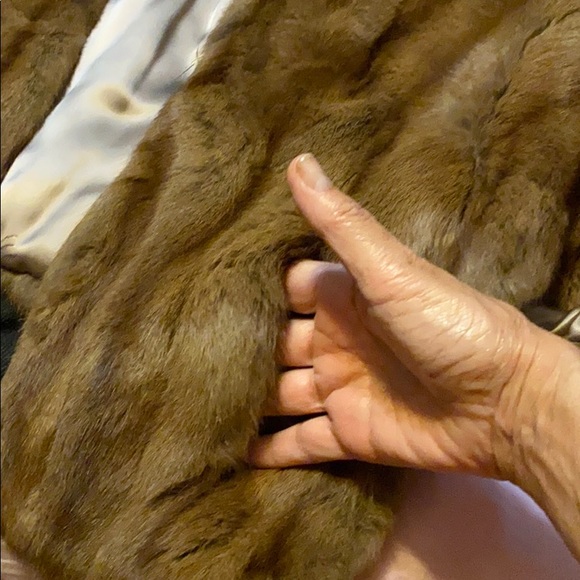 Mink fitted shoulder stole w pockets. - Picture 2 of 6